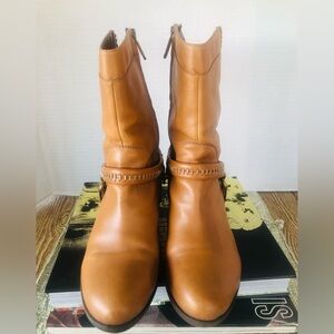 B Makowsky Size 9.5 Carmel Leather Western Style Boot